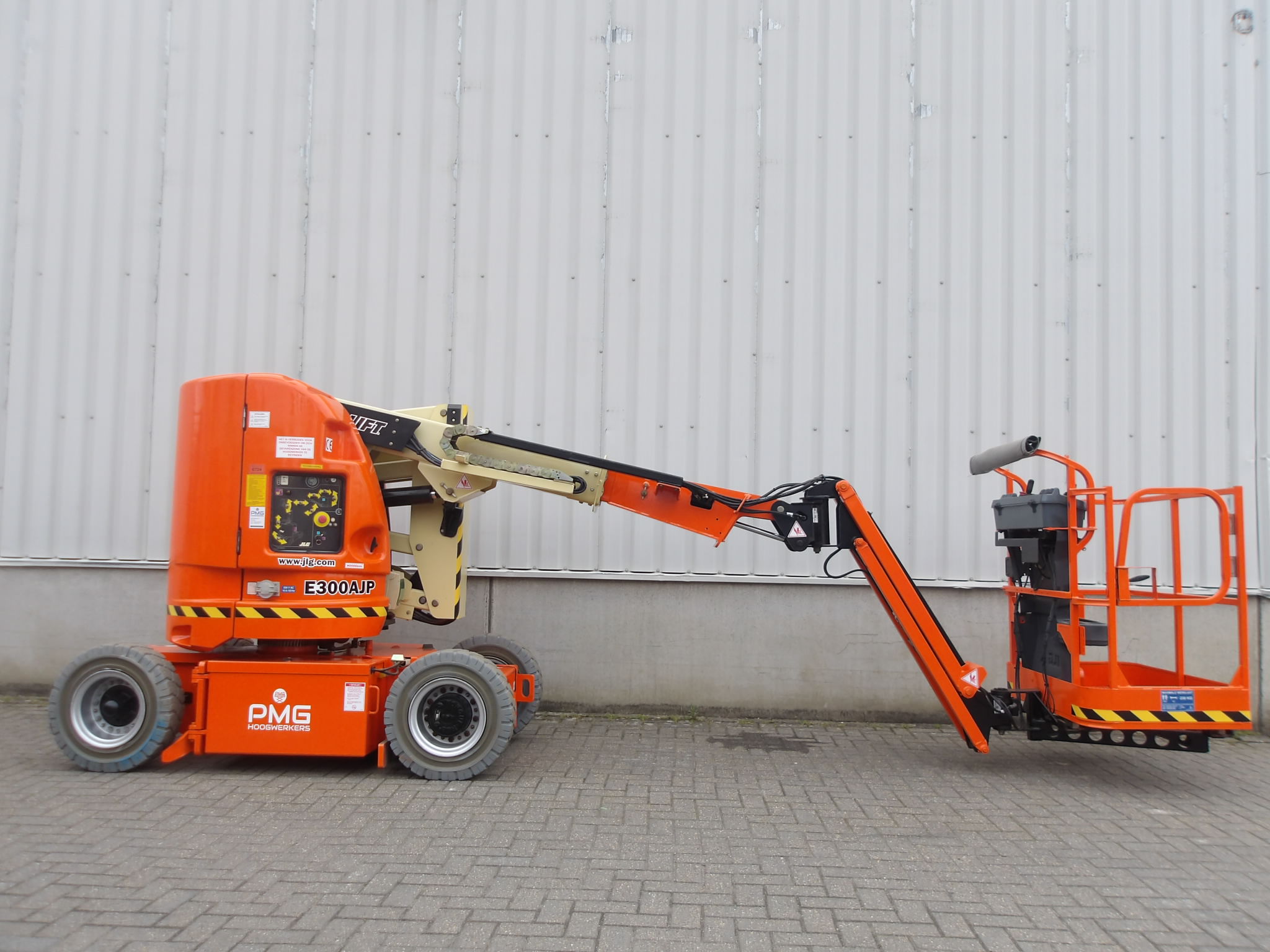 JLG E300AJP