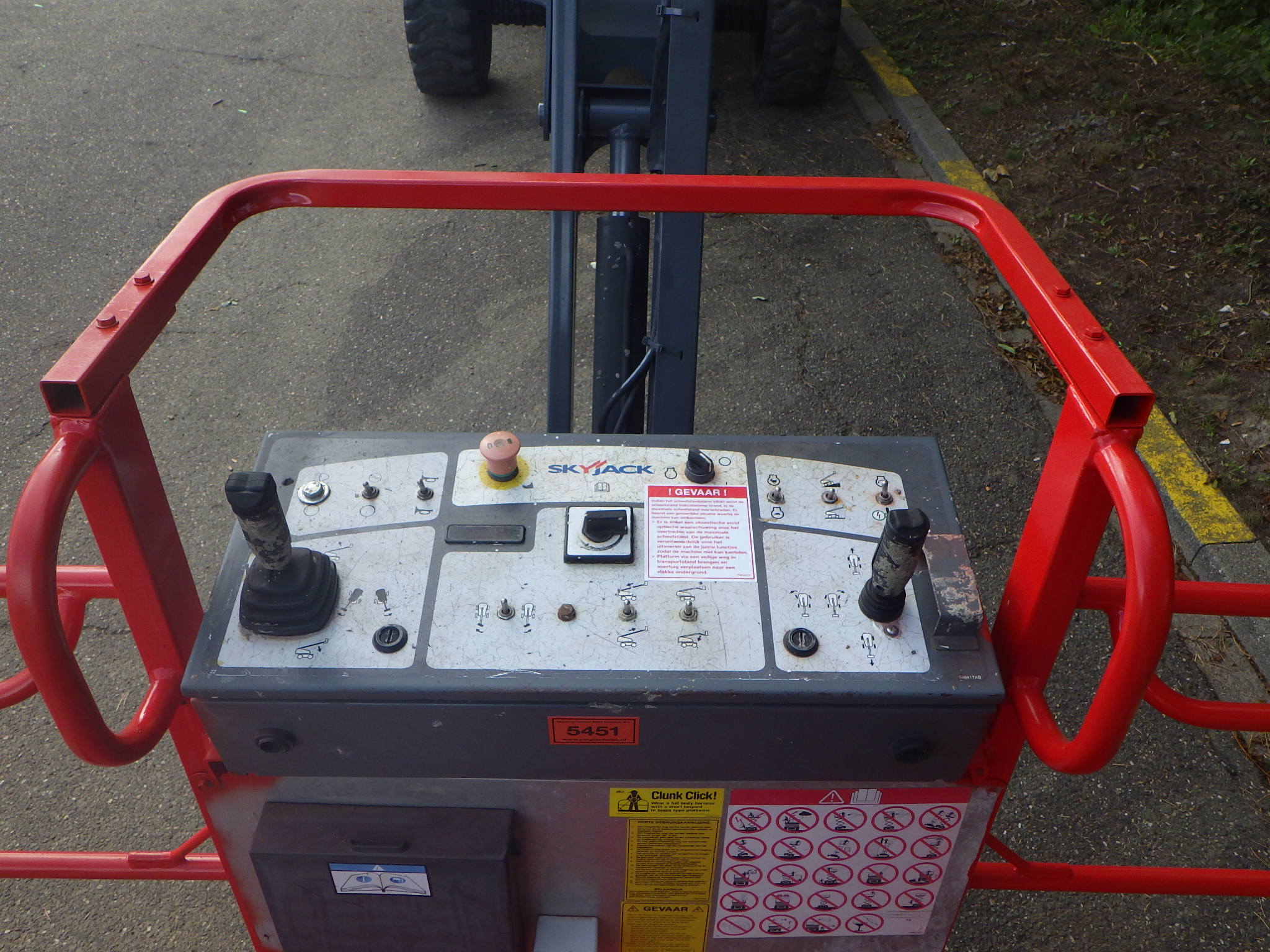 SkyJack SJ66T