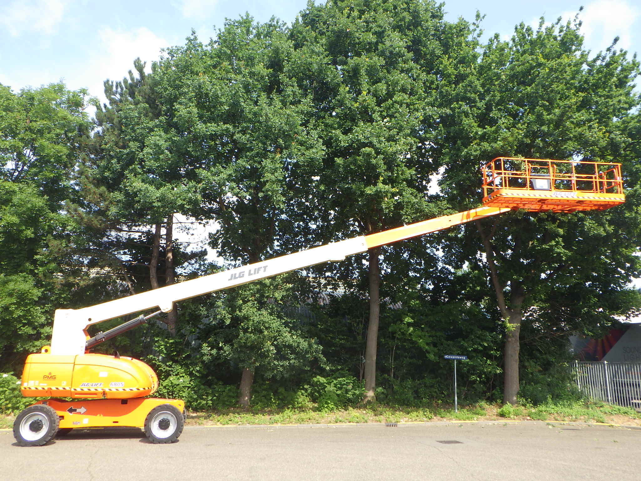 JLG 680S