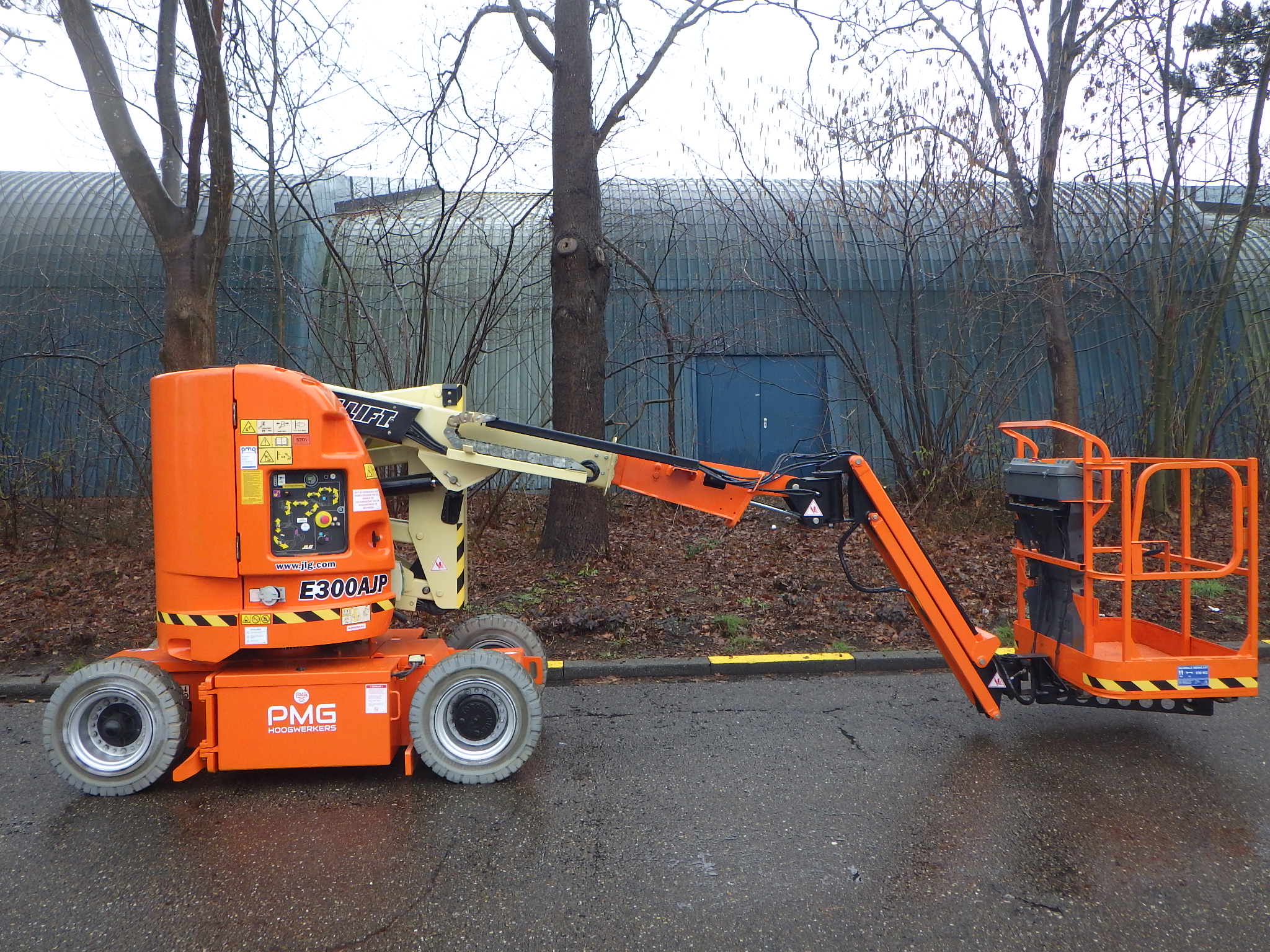 JLG E300AJP