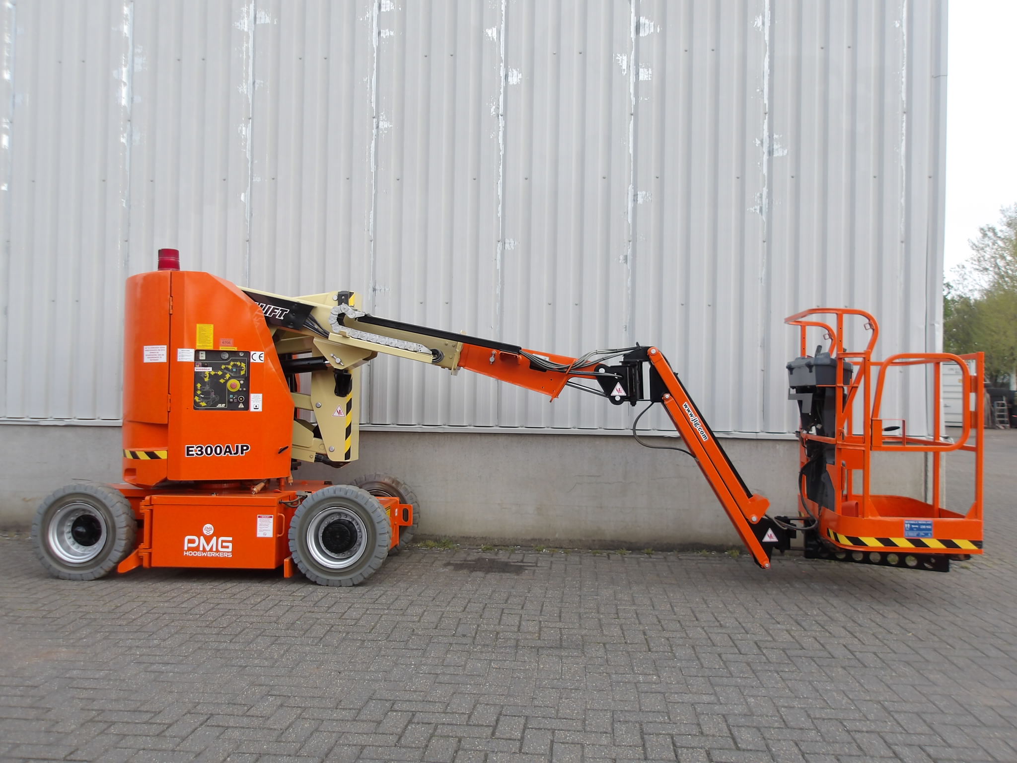 JLG E300AJP