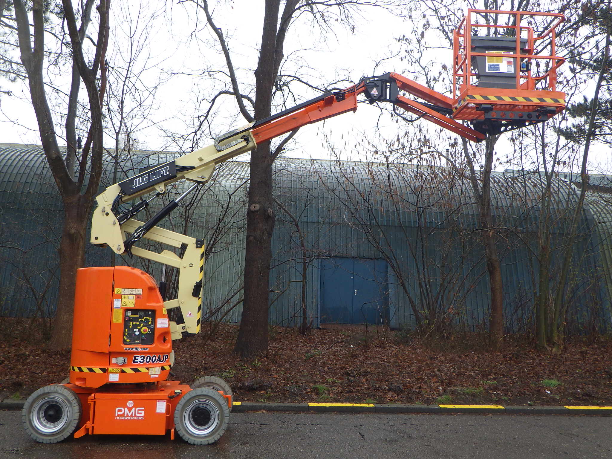 JLG E300AJP